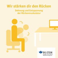 Für einen gesunden Start in die Woche stärken wir dir den Rücken: Setze dich auf einen Stuhl, die Füße hüftbreit auseinander. Jetzt Augen schließen, den Kopf nach unten ziehen und sich dabei einrollen. Sobald deine Hände den Boden berühren und dein Kopf sich zwischen deinen Knien befindet, hältst du diese Stellung. Zähle bis fünf. Anschließend rollst du dich wieder langsam in die Ausgangshaltung zurück.
