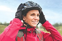 Kluge Köpfe tragen einen Fahrradhelm