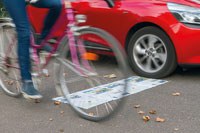 Auf deutschen Straßen herrscht ein heikles Miteinander: Radler werden oft viel zu eng von Autofahrern überholt. Dies führt immer wieder zu brenzligen Situationen und schweren Unfällen. Aber: Wie viel Abstand muss eigentlich sein? Dies erklärt die Berufsgenossenschaft Energie Textil Elektro Medienerzeugnisse (BG ETEM) in der neuen Ausgabe ihrer Versichertenzeitung 