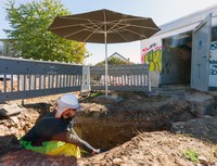 So bereiten sich Unternehmen richtig auf Hitze vor Hitze am Arbeitsplatz macht müde, stört die Konzentration und kann die Gesundheit ernsthaft gefährden. Verantwortliche in Betrieben sollten deshalb im Sommer für speziellen Schutz sorgen - und im Ernstfall schnell helfen können. Die BG ETEM gibt in der aktuellen Ausgabe ihres Magazins