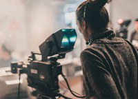 Das Coronavirus setzt auch der Filmindustrie zu. Wie können aktuell Filme produziert werden, ohne die Beteiligten der Gefahr einer Infektion auszusetzen? Die BG ETEM hat dazu Empfehlungen erarbeitet, die auf dem SARS-CoV-2-Arbeitsschutzstandard des Bundesministeriums für Arbeit und Soziales beruhen. (Bild: istockphoto.com/guruXOOX)
