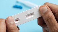 Grundlegende Informationen zur Entwicklung einer betrieblichen Teststrategie stellt die BG ETEM auf ihrer Webseite bereit. Hier finden sich Informationen, welche Personengruppen vorrangig einen Test machen sollten, wie die Antigen-Schnelltests funktionieren oder wie auf einen positiven Test zu reagieren ist. (Bild: solidcolours/iStock)