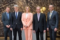 Neue Vorsitzende der Vertreterversammlung Die Vertreterversammlung der BG ETEM hat sich am 20.10.2023 in Köln für die 13. Wahlperiode konstituiert. Sie wählte einstimmig Cathrin Praße-Stern und Jobst Kleineberg zu ihren Vorsitzenden. Außerdem wurden Dr. Bernhard Ascherl und Hans-Peter Kern als Vorsitzende des Vorstands bestätigt.