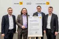 Arbeitssicherheit wird in E-Handwerken groß geschrieben Rund 4.000 Stromunfälle ereignen sich jedes Jahr. Das wollen der Zentralverband der Deutschen Elektro- und Informationstechnischen Handwerke (ZVEH) und die Berufsgenossenschaft Energie Textil Elektro Medienerzeugnisse (BG ETEM) ändern. Dazu haben beide am 12. Februar auf der Messe elektrotechnik in Dortmund eine Branchenvereinbarung geschlossen. Auf dem Bild von links nach rechts: Frank Göller, BG ETEM, Martin Böhm, ZVEH, Stefan Ehinger, ZVEH, Jörg Botti, BG ETEM