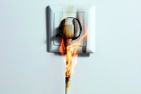 Elektrobränden im Betrieb vorbeugen Elektrobrände entstehen oft durch beschädigte Isolierungen oder Überlastungen an elektrischen Leitungen und Anschlüssen. Doch auch schadhafte Steckdosen mit Wackelkontakten können zu hohen Temperaturen führen und so Brände auslösen. Die BG ETEM gibt in der aktuellen Ausgabe ihrer Zeitschrift