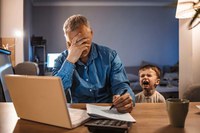 Die Corona-Situation hat in vielen Betrieben zum Teil zu tiefgreifenden Veränderungen geführt. Die Arbeitsorganisation hat sich vielerorts geändert. Auch Arbeitsplätze oder die Arbeitszeit sehen unter den Bedingungen der Pandemie anders aus. Das hat Auswirkungen auf die innerbetriebliche Kommunikation oder das soziale Miteinander. Die veränderte psychische Belastung kann ein Risiko für Sicherheit und Gesundheit der Beschäftigten darstellen. (Bild: ljubaphoto/iStock.com)