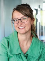 Mit Resilienz besser durch die Krise Eine Krise zu meistern, gelingt Menschen unterschiedlich gut. Während bei manchen Menschen Schicksalsschläge wie an einem unsichtbaren Schutzschild abprallen, haben andere schwer mit den Belastungen zu kämpfen. Diese seelische Widerstandskraft, Belastungen auszuhalten, nennt man Resilienz. Die gute Nachricht: Resilienz kann erlernt und trainiert werden. Die BG ETEM gibt in ihrer Zeitschrift