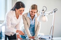 Tageslicht wirkt sich positiv auf Gesundheit, Wohlbefinden und Leistungsfähigkeit aus, ist ungleich intensiver als künstliche Beleuchtung und spielt eine wichtige Rolle für die innere Uhr. Daher sollte es an den Arbeitsplätzen so gut wie möglich genutzt werden. Darauf weist die Berufsgenossenschaft Energie Textil Elektro Medienerzeugnisse (BG ETEM) in der neuen Ausgabe ihrer Versichertenzeitung 