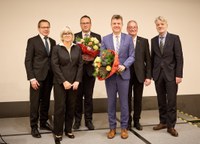 Jörg Botti zum neuen Hauptgeschäftsführer der BG ETEM ab 01.06.2023 gewählt Die BG ETEM bekommt zum 1. Juni 2023 eine neue, schlankere Verwaltungsspitze. Die Weichen dafür hat die Vertreterversammlung der Berufsgenossenschaft Energie Textil Elektro Medienerzeugnisse (BG ETEM) in ihrer Sitzung am 9. Dezember 2022 in Köln gestellt. Im Bild v.l.n.r.: Johannes Tichi (Vorsitzender der Geschäftsführung), Karin Jung (Vorsitzende der Vertreterversammlung), Marco Wetzel (ab 1.6.2023 Stellvertretender Hauptgeschäftsführer), Jörg Botti (Mitglied der Geschäftsführung, ab 1.6.2023 Hauptgeschäftsführer), Hans-Peter Kern (Stellvertretender Vorsitzender des Vorstands), Jobst Kleineberg (Stellvertretender Vorsitzender der Vertreterversammlung). Die Verwendung dieses Bildes ist nur in Verbindung mit der Pressemitteilung und nicht zu anderen Zwecken gestattet. Bild: Tilmann Lothspeich