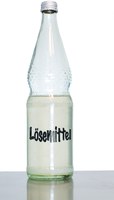 Damit Getränkeflaschen nicht zur Giftfalle werden Wasser oder Lösungsmittel? Beides sind klare Flüssigkeiten, doch das eine kann zur Lebensgefahr werden, wenn das Lösungsmittel in einer einfachen Wasserflasche ohne Kennzeichnung aufbewahrt wird. Egal, ob im eigenen Haushalt oder am Arbeitsplatz - Gefahrstoffe müssen deutlich gekennzeichnet und dürfen niemals in Lebensmittelbehälter umgefüllt werden.