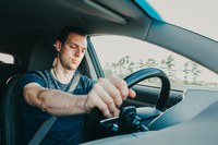 Unfallursache Müdigkeit am Steuer - Männer besonders betroffen Für jeden vierten bei der BG ETEM gemeldeten schweren oder tödlichen Verkehrsunfall zwischen 2014 und 2019 lagen Hinweise vor, dass Müdigkeit eine Rolle gespielt hat. Die Verwendung dieses Bildes ist nur in Verbindung mit der Pressemitteilung und nicht zu anderen Zwecken gestattet. (Bild: Komarov Dmitriy/stock.adobe)