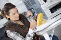 Die gesetzliche Unfallversicherung teilt das Ziel der Bundesregierung, die Pflicht zur Prüfung elektrischer Anlagen und Betriebsmittel noch praxisnäher und risikoorientiert zu gestalten. Der Schutz vor Unfällen mit elektrischem Strom muss dabei gewahrt bleiben. Darauf weist der Spitzenverband der Berufsgenossenschaften und Unfallkassen, Deutsche Gesetzliche Unfallversicherung (DGUV) hin. (Foto: auremar - stock.adobe.com)