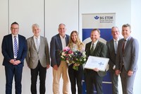 Unternehmen für soziales Engagement ausgezeichnet Die Werma Signaltechnik GmbH + Co. KG erhält in diesem Jahr den Rehabilitationspreis für vorbildliche Wiedereingliederung der BG ETEM. Den Preis übergab der Vorsitzende der Vertreterversammlung Jobst Kleineberg am 28. Mai 2025 in Dresden. Auf dem Bild von links: Marco Wetzel, Jobst Kleineberg, Franz Donner, Stefanie Schnee (Werma Signaltechnik), Christian Vogt (Werma Signaltechnik), Hans-Peter Kern und Jörg Botti. Foto: Stephan Floss