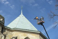 Hubarbeitsbühnen sind eine sichere Alternative zu Leitern und Gerüsten. Jedermann kann sie mieten - ob für die Grün- und Baumpflege oder den Fassadenanstrich zu Hause. Auch in der Arbeitswelt sind Hubarbeitsbühnen weit verbreitet und ermöglichen sicheres Arbeiten in großen Höhen. Die BG ETEM gibt in der aktuellen Ausgabe ihrer Zeitschrift 