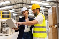 Betriebe nutzen Angebot der BG ETEM für E-Learning Seit rund einem halben Jahr können die Mitgliedsunternehmen der Berufsgenossenschaft Energie Textil Elektro Medienerzeugnisse (BG ETEM) das E Learning-Portal der BG ETEM nutzen. Bereits über 600 Unternehmen haben sich eigene Lernbereiche geschaffen. Im März sind sieben neue Themenmodule hinzugekommen.