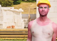 Jetzt die Haut richtig schützen Der Sommer steht vor der Tür und die lang ersehnte Sonne erfreut alle. Doch intensive UV-Strahlung kann bei Arbeiten im Freien schnell zur Gefahr werden. Was ist der Unterschied zwischen UV-A- und UV-B-Strahlung? Welches UV-Schutzmittel ist für meine Haut geeignet? Und, was ist eigentlich weißer Hautkrebs und ist dieser heilbar? Die BG ETEM klärt in der aktuellen Ausgabe der Versichertenzeitschrift