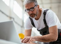 BG ETEM: Aus der Mitgliedsnummer wird die Unternehmensnummer Die Mitgliedsunternehmen der BG ETEM erhalten im Oktober 2022 ihre Unternehmensnummer per Post. Diese ersetzt die alte Mitgliedsnummer. Ab diesem Zeitpunkt ist die neue Unternehmensnummer anstelle der bisherigen Nummer zu verwenden. Betriebe benötigen sie, um zum Beispiel UV Jahresmeldungen oder Lohnnachweise digital zu übermitteln. Die Verwendung dieses Bildes ist nur in Verbindung mit der Pressemitteilung und nicht zu anderen Zwecken gestattet. (Bild: Getty Images/iStockphoto/milanvirijevic)