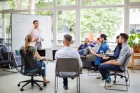 Mit Beschäftigten regelmäßig über Arbeitsschutz sprechen Sichere und gesunde Arbeitsbedingungen sollten in Unternehmen hohe Priorität haben, gerade angesichts des zunehmenden Fachkräftemangels. Ein Instrument dazu ist die regelmäßige Unterweisung der Beschäftigten in Arbeitsschutzfragen. Bild: iStock.com/alvarez. Die Verwendung dieses Bildes ist nur in Verbindung mit der Pressemitteilung und nicht zu anderen Zwecken gestattet.