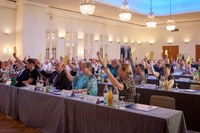 Bei ihrer Sitzung am 26. Juni beschloss die Vertreterversammlung der Berufsgenossenschaft Energie Textil Elektro Medienzeugnisse (BG ETEM) in Hamburg einen neuen Gefahrtarif. Er ist ab dem 1. Januar 2027 gültig und wirkt sich erstmals auf die Beitragszahlung im Jahr 2028 aus. Der neue Gefahrtarif läuft bis zum 31. Dezember 2032.