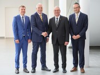 Franz Donner neuer alternierender Vorstandsvorsitzender / Beitragsfuß gesenkt Der Vorstand der Berufsgenossenschaft Energie Textil Elektro Medienerzeugnisse hat in seiner heutigen Sitzung Franz Donner zum neuen alternierenden Vorstandsvorsitzenden gewählt. In der gleichen Sitzung wurde beschlossen, den Beitragsfuß auf 2,82 zu senken.
Auf dem Bild von links nach rechts: Jörg Botti, Franz Donner, Hans-Peter Kern und Marco Wetzel.