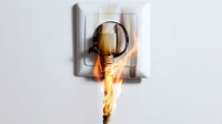 (26.07.2022) Elektrobrände entstehen oft durch beschädigte Isolierungen oder Überlastungen an elektrischen Leitungen und Anschlüssen. Doch auch schadhafte Steckdosen mit Wackelkontakten können zu hohen Temperaturen führen und so Brände auslösen. Die Berufsgenossenschaft Energie Textil Elektro Medienerzeugnisse gibt in der aktuellen Ausgabe ihrer Zeitschrift 